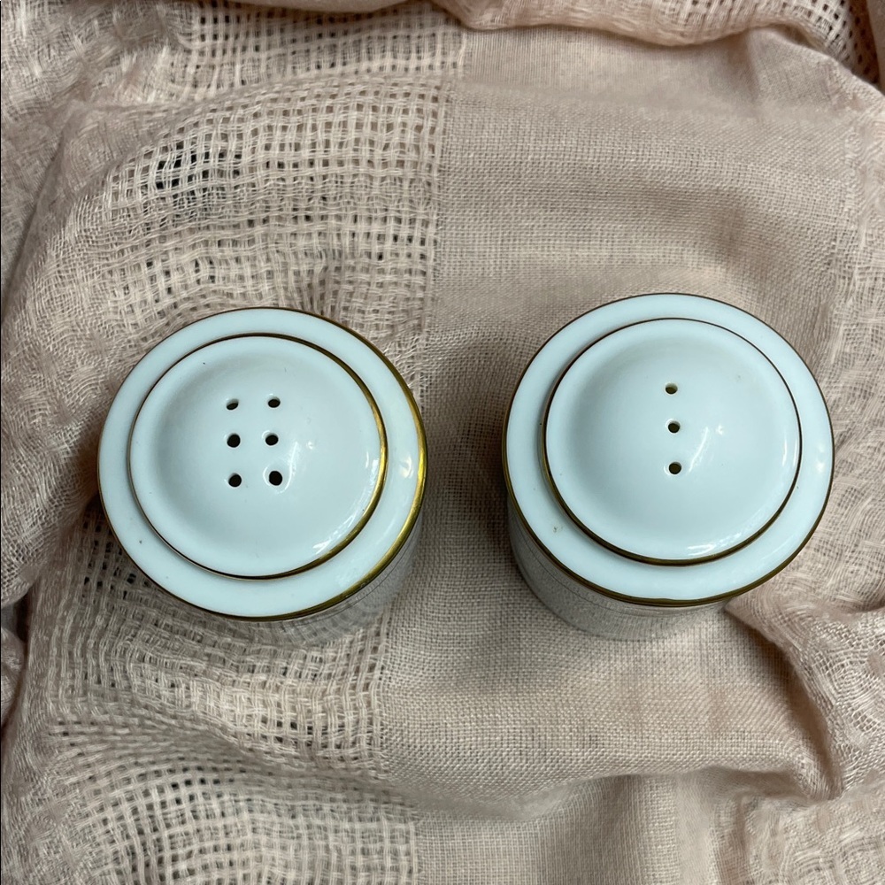 Noritake Royal Hunt White and Green Salt and Pepper Shakers - Picture 2 of 5